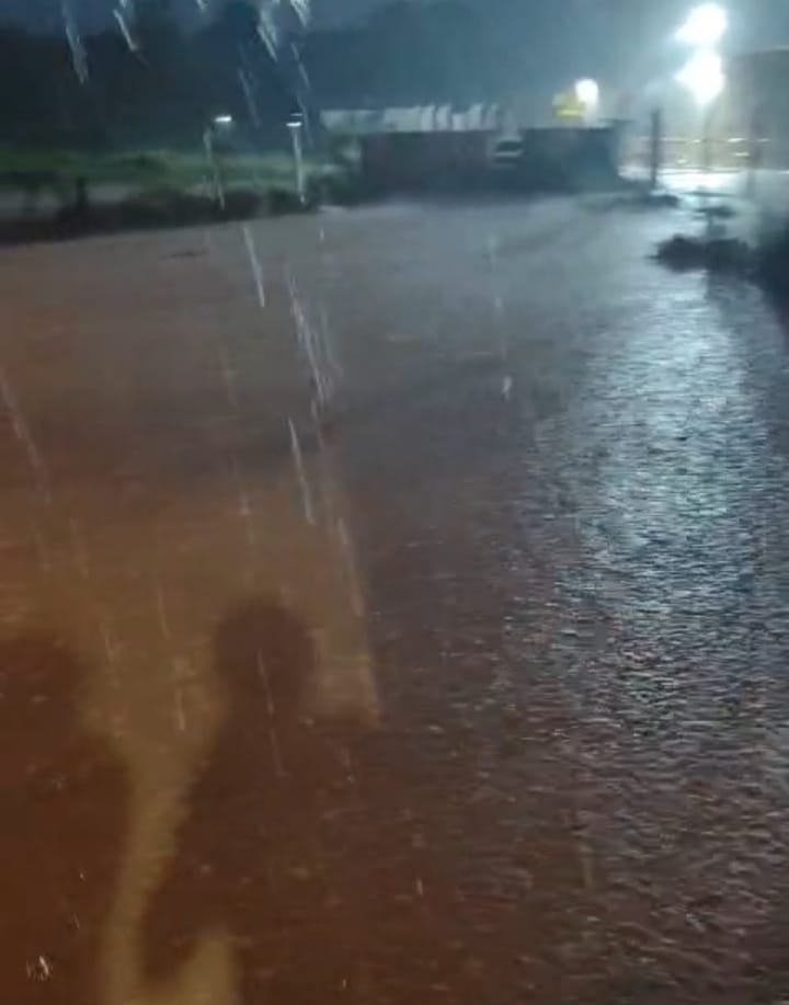 Vila Esperança passa o sábado debaixo d’água